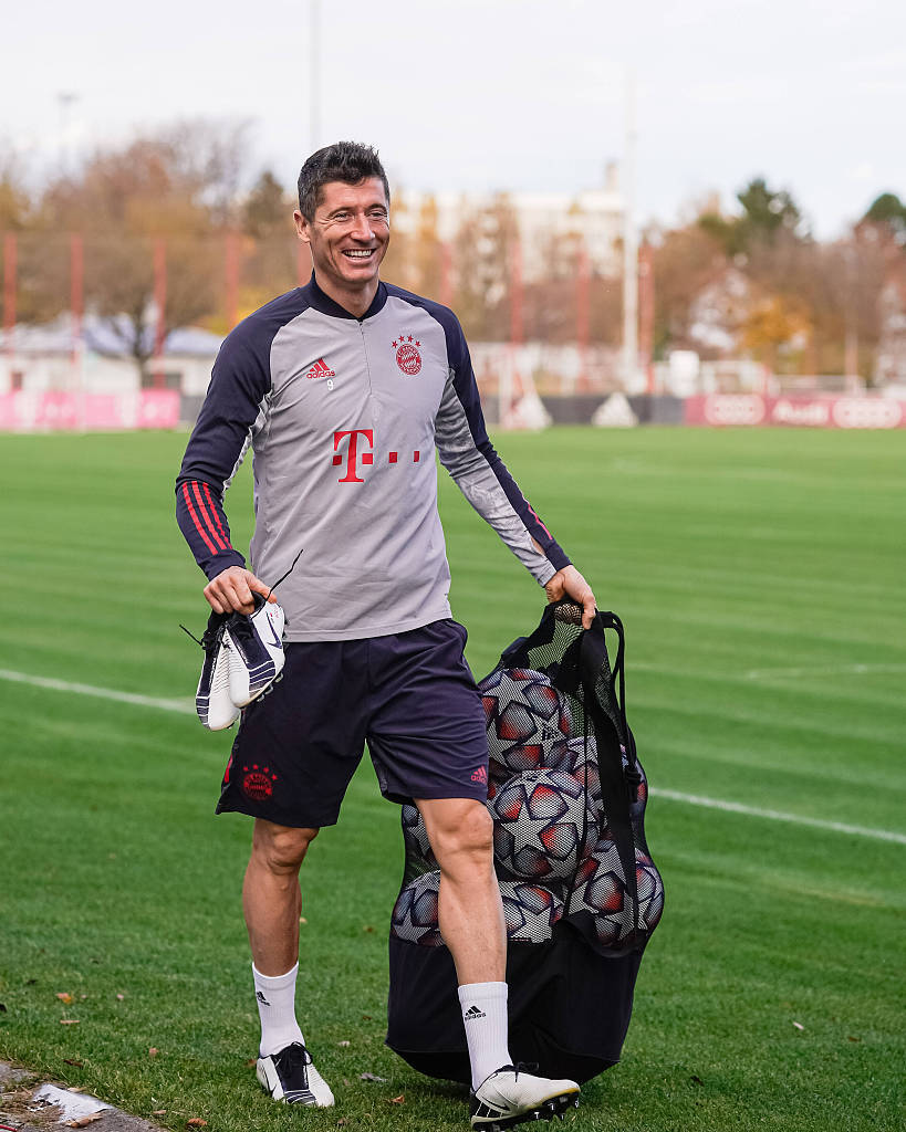 巴萨3比1马竞的第10分钟：球迷再次集体高喊梅西的名字！（巴萨3-1马竞进行至第10分钟，球迷再度齐声高喊梅西！）