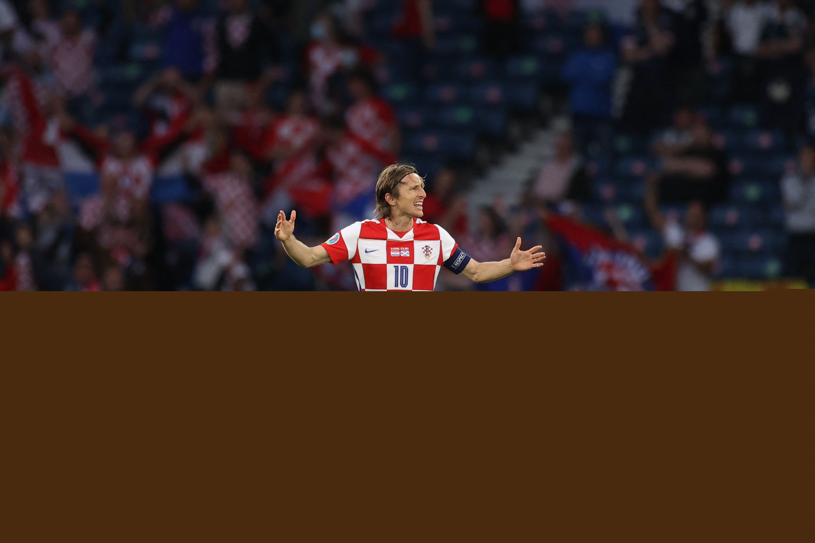 不可触碰的美，若昂-内维斯女友马达莱娜晒暗黑风妆造（冷艳不可近：若昂-内维斯女友马达莱娜晒暗黑系妆容）