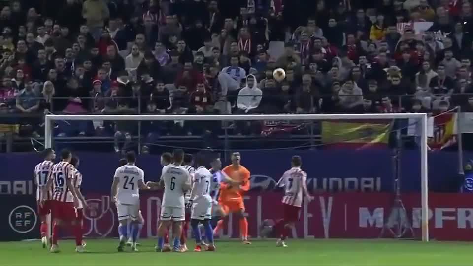 Tsygankov的后期支撑领先让赫罗纳超越皇家社会并走出降级区（Tsygankov终场前打入制胜球，助赫罗纳力压皇家社会脱离降级区）