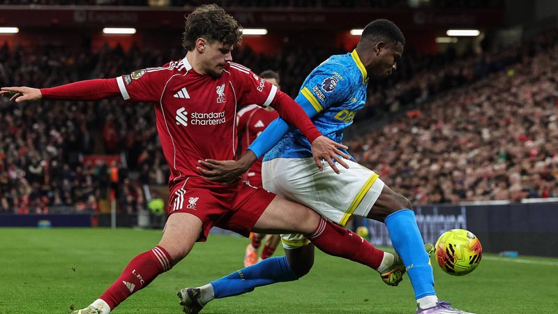 反对者抨击拉波尔塔：诺坎普还没完工，你们到底在庆祝什么？（反对派质问拉波尔塔：诺坎普尚未竣工，你们在庆祝什么？）