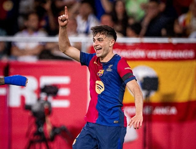 哈维-西蒙斯：我的名字烙印了母亲对巴萨的爱；年少成名并不好（哈维-西蒙斯：我的名字承载母亲对巴萨的深情；少年成名未必是福）