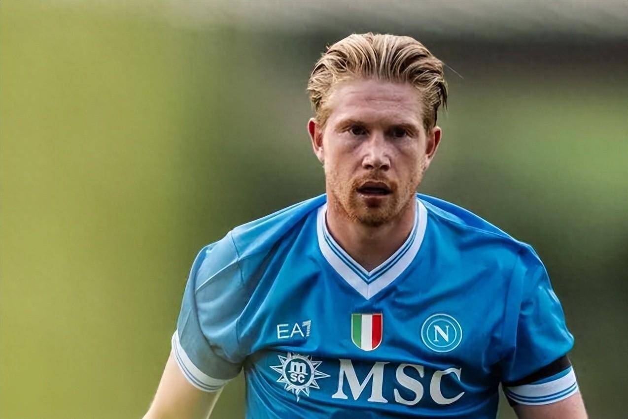 埃基蒂克助攻涉手球争议，主裁观看VAR核查（埃基蒂克助攻引发手球争议，主裁场边观看VAR回放）